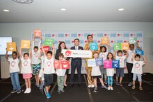 ピコ太郎の国連本部訪問の様子。