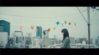 欅坂46「月曜日の朝、スカートを切られた」MVのワンシーン。