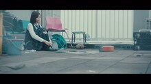 欅坂46「月曜日の朝、スカートを切られた」MVのワンシーン。