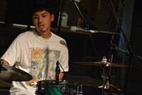 鈴木健人（Dr）（写真提供：TOKYO FM）