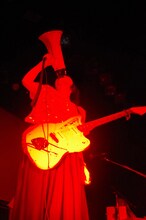 拡声器で声を上げるRei。（撮影：信岡麻美）