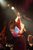 フライングVをかき鳴らすRei。（撮影：信岡麻美）