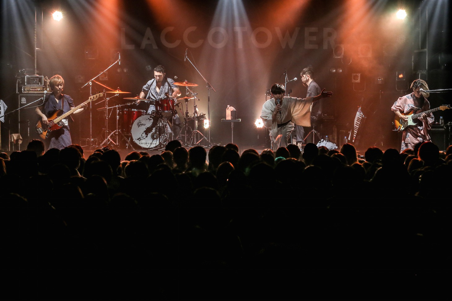 LACCOTOWER結成15周年特別企画「黒白歌合戦（こくはくうたがっせん） 白の部」東京・LIQUIDROOM公演の様子。（撮影：鈴木公平）