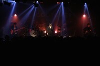 LACCOTOWER結成15周年特別企画「黒白歌合戦（こくはくうたがっせん） 黒の部」東京・LIQUIDROOM公演の様子。（撮影：鈴木公平）