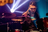 重田雅俊（Dr）（撮影：鈴木公平）