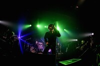 LACCOTOWER結成15周年特別企画「黒白歌合戦（こくはくうたがっせん） 黒の部」東京・LIQUIDROOM公演の様子。（撮影：鈴木公平）