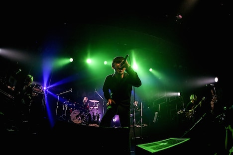 LACCOTOWER結成15周年特別企画「黒白歌合戦（こくはくうたがっせん） 黒の部」東京・LIQUIDROOM公演の様子。（撮影：鈴木公平）