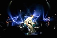 LACCOTOWER結成15周年特別企画「黒白歌合戦（こくはくうたがっせん） 白の部」東京・LIQUIDROOM公演の様子。（撮影：鈴木公平）