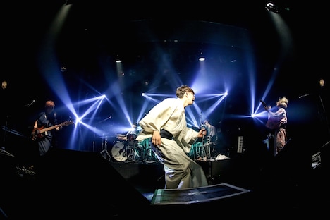 LACCOTOWER結成15周年特別企画「黒白歌合戦（こくはくうたがっせん） 白の部」東京・LIQUIDROOM公演の様子。（撮影：鈴木公平）