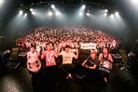 LACCOTOWER結成15周年特別企画「黒白歌合戦（こくはくうたがっせん） 」東京・LIQUIDROOM公演の様子。（撮影：鈴木公平）