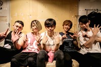 LACCOTOWER結成15周年特別企画「黒白歌合戦（こくはくうたがっせん） 」東京・LIQUIDROOM公演終了後のLACCO TOWER。（撮影：鈴木公平）