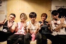 LACCOTOWER結成15周年特別企画「黒白歌合戦（こくはくうたがっせん） 」東京・LIQUIDROOM公演終了後のLACCO TOWER。（撮影：鈴木公平）