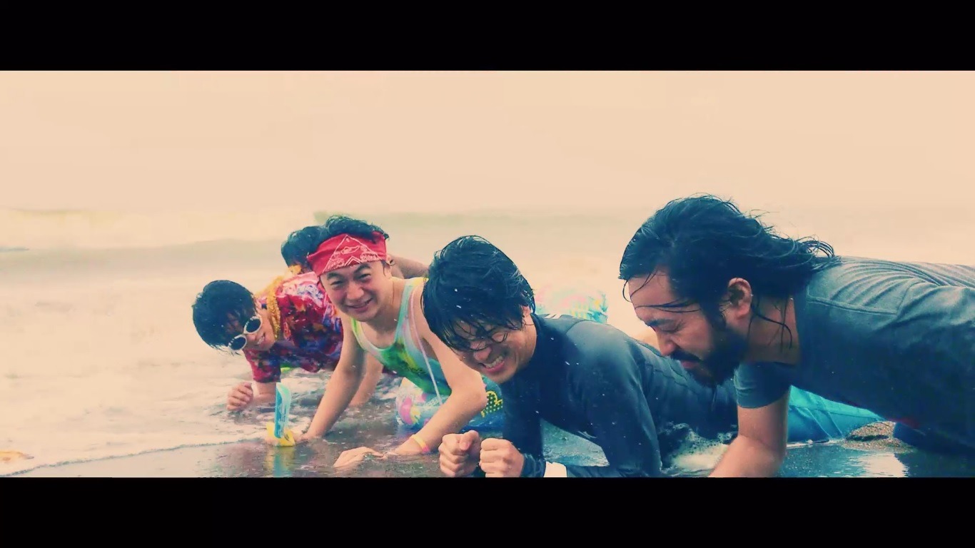 androp「SOS! feat. Creepy Nuts」ミュージックビデオのワンシーン。
