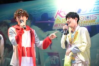 ユースケ（右）のスティックパンデザートを褒めるユーキ（左）。