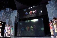 デジタルライブのメイキングを観る超特急。