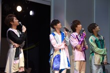 デジタルライブのメイキングを観る（左から）コーイチ、カイ、リョウガ、タクヤ。