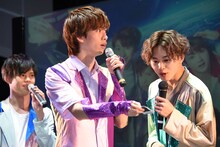 「特急ジョイポリ号 定期券」のプレゼントに驚く（左から）カイ、リョウガ、タクヤ。