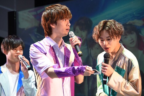 「特急ジョイポリ号 定期券」のプレゼントに驚く（左から）カイ、リョウガ、タクヤ。