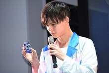 定期券をまじまじと見るカイ。