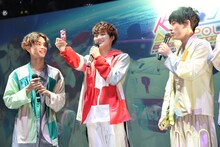 左からタクヤ、定期券をうれしそうに見つめるユーキ、ユースケ。