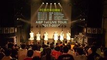 「A応P://WWW.LIVE3rd」でライブツアー「A応P 1st LIVE TOUR 2017-2018」の開催を発表するA応P。（写真提供：AT-X）