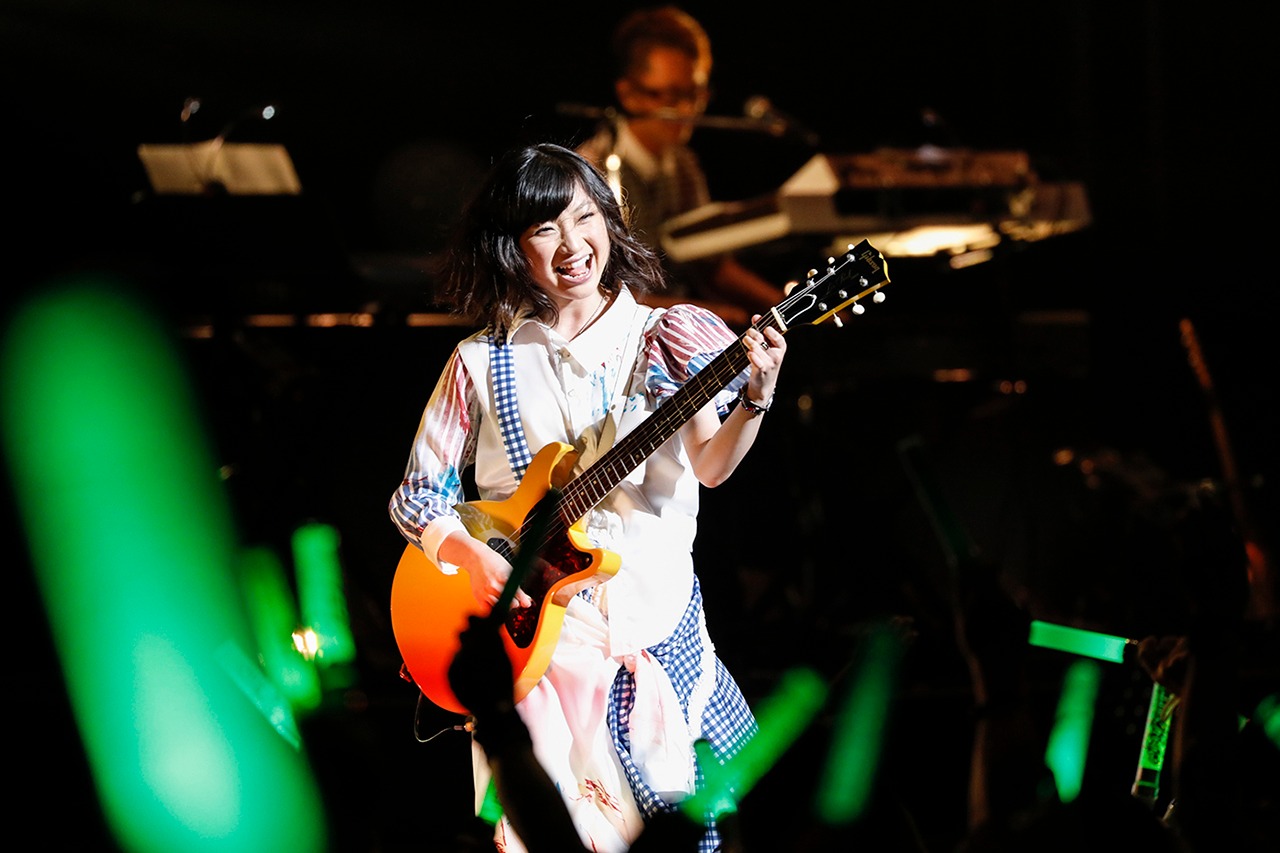 エレキギターを弾きながら「feel a heartbeat」を披露する有安杏果。（photo by HAJIME KAMIIISAKA+Z）