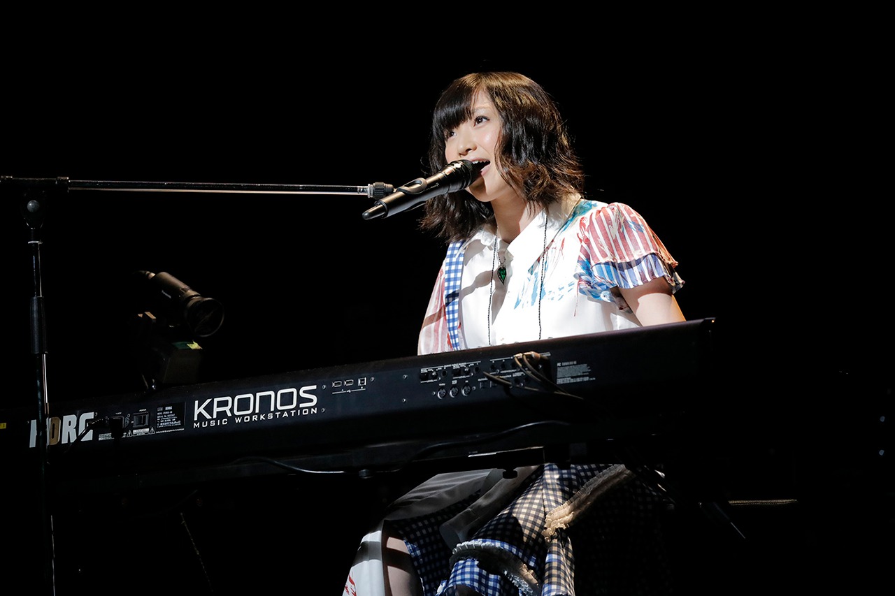 キーボードの弾き語りで「ありがとうのプレゼント」を披露する有安杏果。（photo by HAJIME KAMIIISAKA+Z）