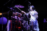 ドラムを叩きながら「教育」を歌う有安杏果。（photo by HAJIME KAMIIISAKA+Z）