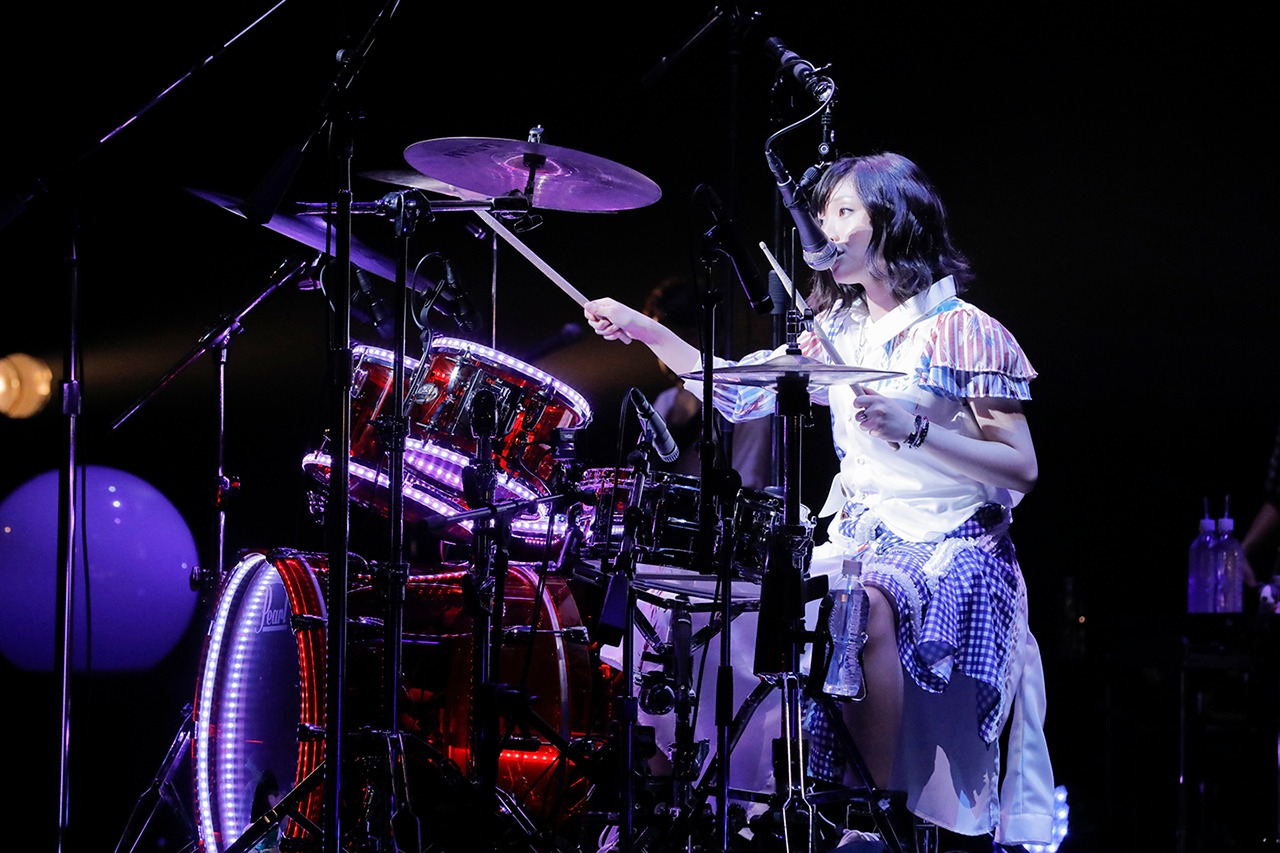 ドラムを叩きながら「教育」を歌う有安杏果。（photo by HAJIME KAMIIISAKA+Z）