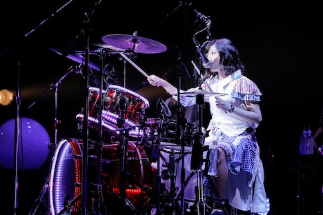 ドラムを叩きながら「教育」を歌う有安杏果。(photo by HAJIME KAMIIISAKA+Z)