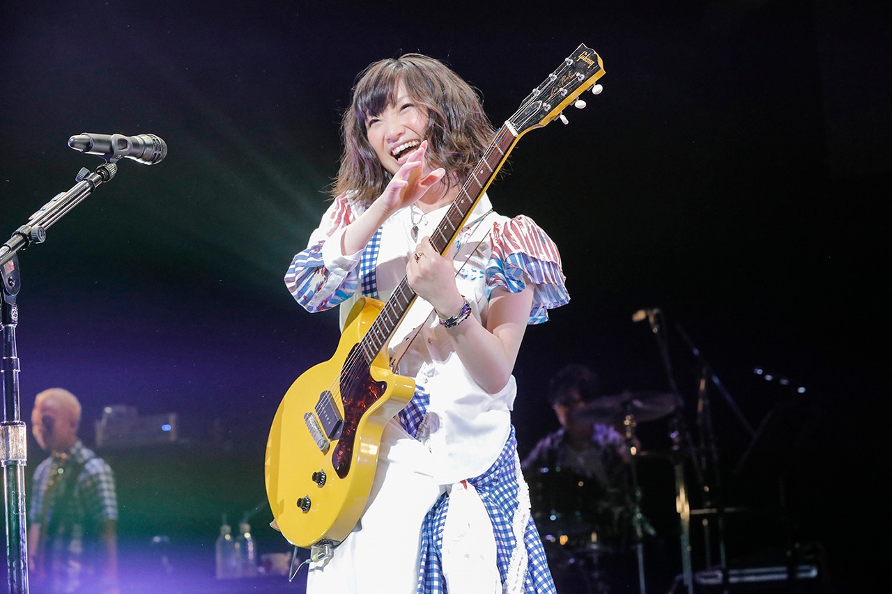 エレキギターを弾きながら「feel a heartbeat」を披露する有安杏果。（photo by HAJIME KAMIIISAKA+Z）