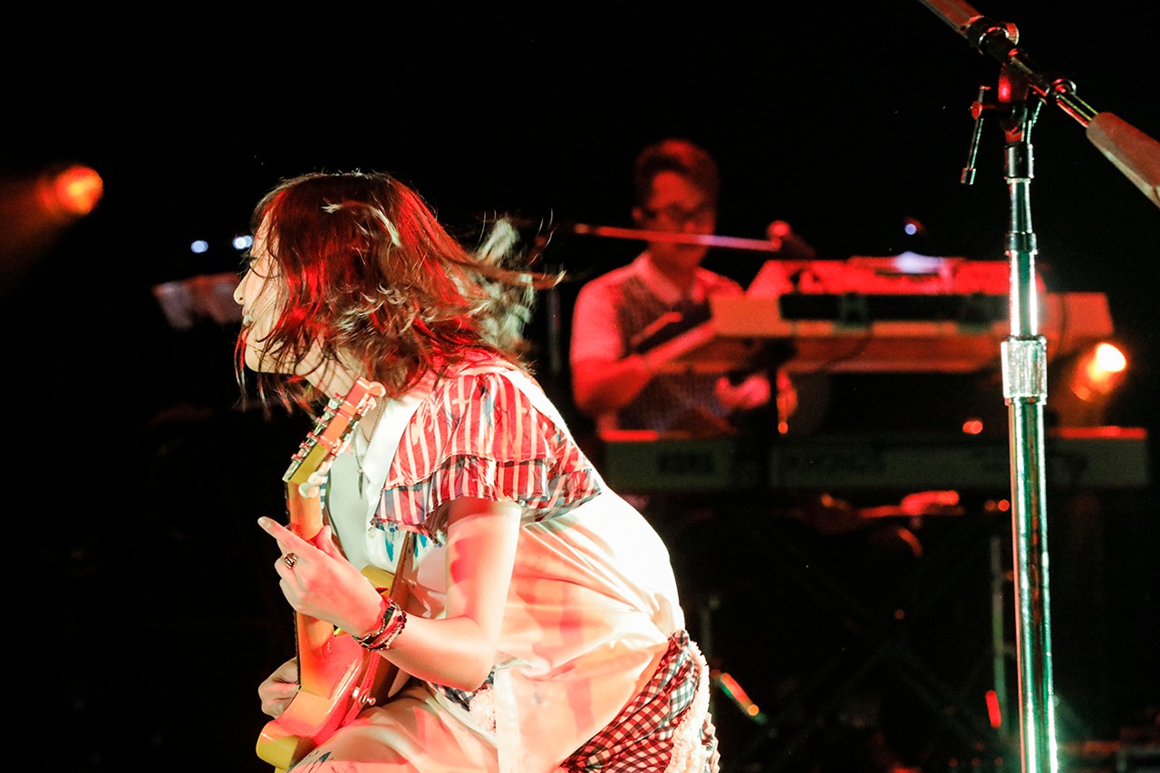 エレキギターを弾きながら「feel a heartbeat」を披露する有安杏果。（photo by HAJIME KAMIIISAKA+Z）