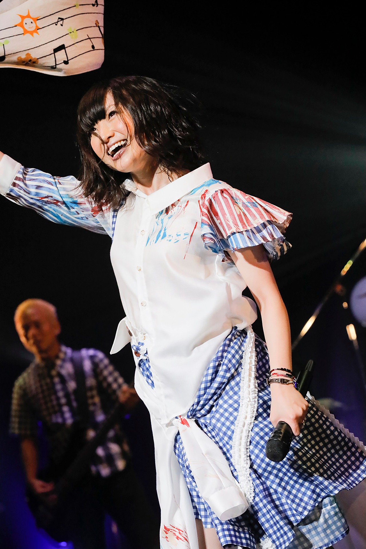 「Drive Drive」でファンと一緒にタオルを振り回す有安杏果。（photo by HAJIME KAMIIISAKA+Z）