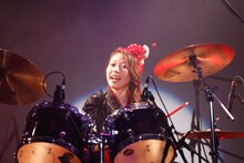 ドラムを叩く大黒柚姫。（Photo by HIROKAZU）
