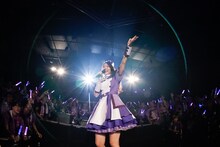 紫のペンライトに囲まれる大黒柚姫。（Photo by HIROKAZU）