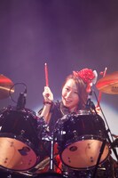 ドラムを叩く大黒柚姫。（Photo by HIROKAZU）