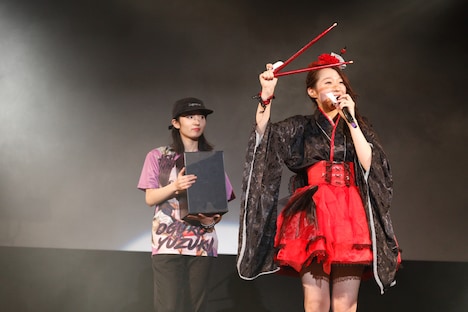 大黒柚姫の背後に忍び寄る咲良菜緒似のアシスタント。（Photo by HIROKAZU）