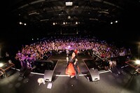 ファンと記念撮影する大黒柚姫。（Photo by HIROKAZU）