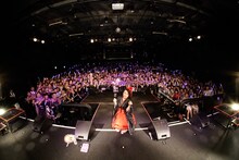 ファンと記念撮影する大黒柚姫。（Photo by HIROKAZU）