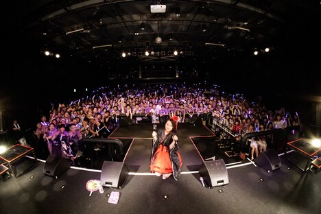 ファンと記念撮影する大黒柚姫。（Photo by HIROKAZU）