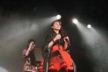 大黒柚姫の背後に忍び寄る咲良菜緒似のアシスタント。（Photo by HIROKAZU）