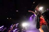 ステージを所狭しと駆け回る大黒柚姫。（Photo by HIROKAZU）