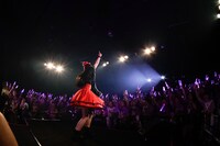 紫のペンライトに囲まれる大黒柚姫。（Photo by HIROKAZU）