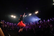 紫のペンライトに囲まれる大黒柚姫。（Photo by HIROKAZU）