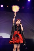 20歳になったことをうちわでアピールする大黒柚姫。（Photo by HIROKAZU）