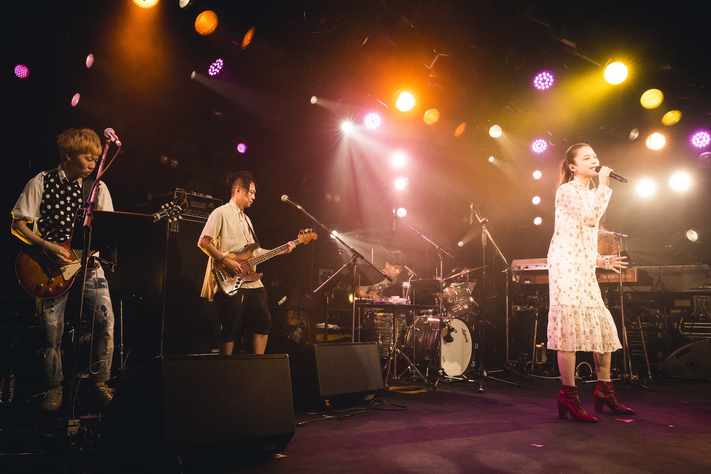 「片平里菜 2マンツアー2017 “LOVE”ツアー」東京・渋谷CLUB QUATTRO公演の様子。（撮影：山川哲矢）