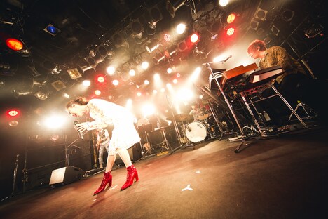 「片平里菜 2マンツアー2017 “LOVE”ツアー」東京・渋谷CLUB QUATTRO公演の様子。（撮影：山川哲矢）