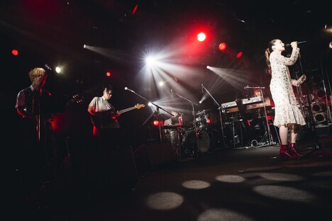 「片平里菜 2マンツアー2017 “LOVE”ツアー」東京・渋谷CLUB QUATTRO公演の様子。（撮影：山川哲矢）