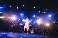 「片平里菜 2マンツアー2017 “LOVE”ツアー」東京・渋谷CLUB QUATTRO公演の様子。（撮影：山川哲矢）
