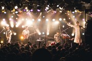 「片平里菜 2マンツアー2017 “LOVE”ツアー」東京・渋谷CLUB QUATTRO公演の様子。（撮影：山川哲矢）